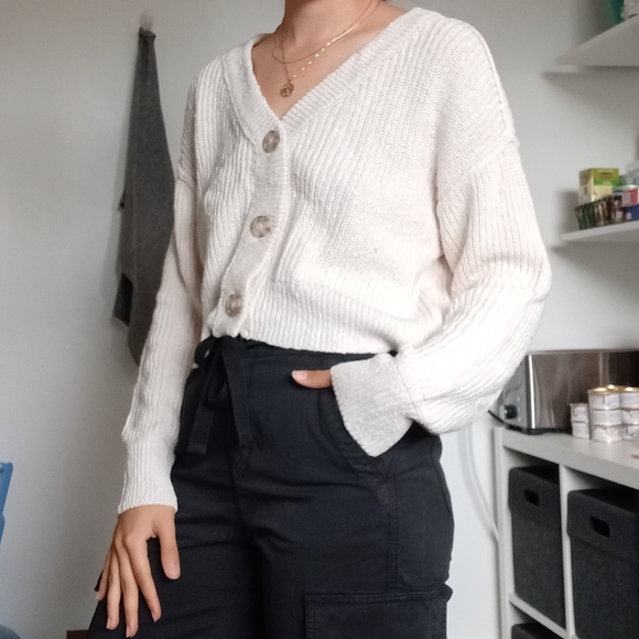 🆕️NWT AE Cropped Cardigan in 'Cream', Size Medium - Picture 14 of 14